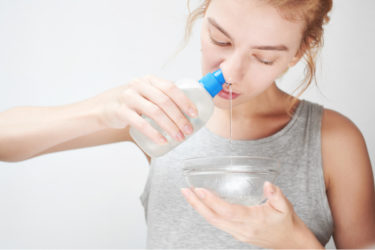 Guida ai benefici dei lavaggi nasali e a come effettuarli correttamente