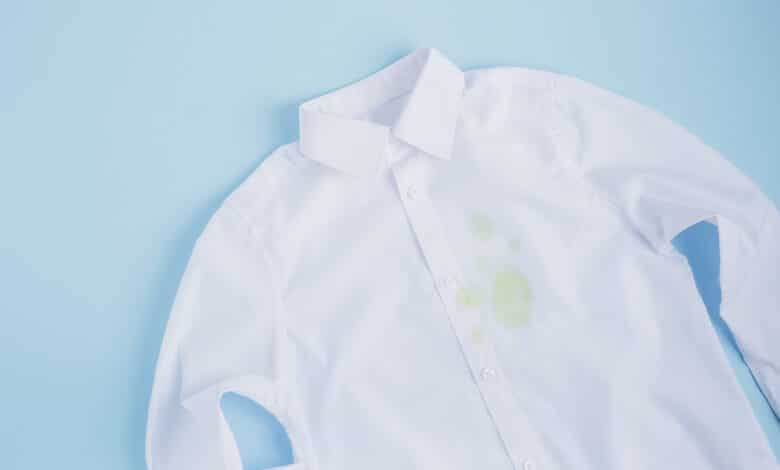 come togliere le macchie d'olio dai vestiti