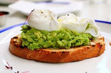 Come preparare il toast con avocado e uovo, una colazione o uno spuntino davvero energetico e gustoso