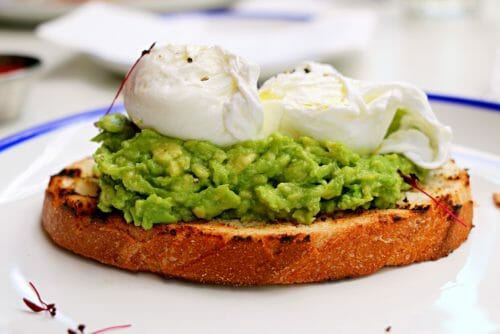 Come preparare il toast con avocado e uovo, per colazione, merenda o spuntino veloce