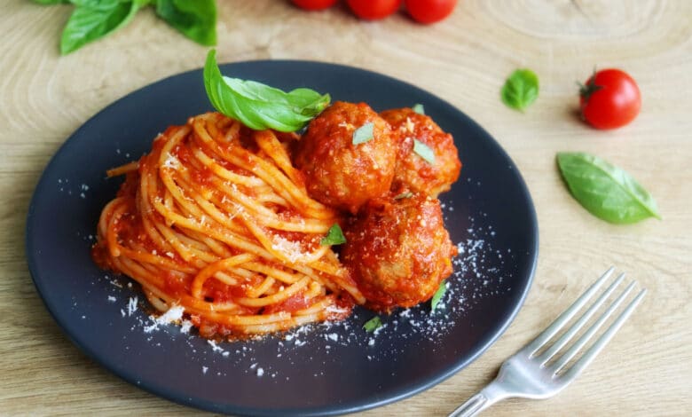 Spaghetti con polpette vegetali di lenticchie e funghi