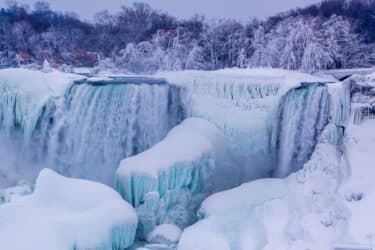 Delle bellissime foto invernali e estive delle cascate del Niagara