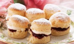 Come preparare gli scones, il tipico dolcetto scozzese, anche in versione veg: due ricette da provare