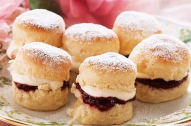 Come preparare gli scones, il tipico dolcetto scozzese, anche in versione veg: due ricette da provare