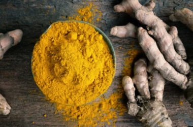 Guida ai benefici ed alle proprietà della curcuma con anche controindicazioni e tante ricette anche di bellezza