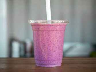 Smoothie alla pesca, limone, fragole e albicocche