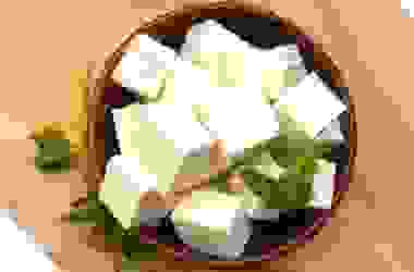 La guida al tofu, alimento sano come pochi altri: dalla ricetta casalinga agli utilizzi in cucina