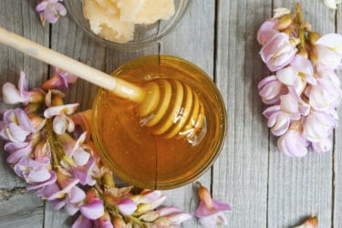 Tutte le proprietà del miele di acacia, uno tra i mieli più famosi e diffusi