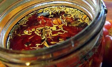 Come preparare i pomodori secchi in casa e come utilizzarli al meglio in cucina: la guida pratica