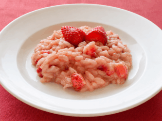 Risotto alle fragole: la ricetta cremosa anche senza lattosio, con variante vegana