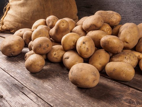 Tutto sulle patate: proprietà, benefici, ricette e consigli su come conservarle al meglio