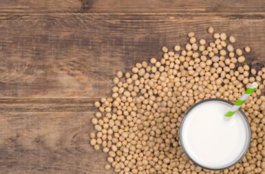 Scopri la ricetta del latte di soia fatto in casa, altro che quello del supermercato!