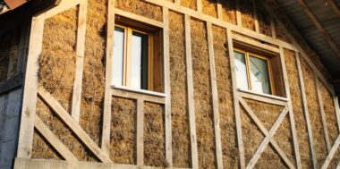Una casa che si riscalda con la paglia fermentata e si raffresca anche