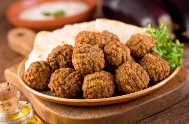 Scoprite ingredienti e ricetta per fare i Falafel, le polpette vegetariane originarie del Libano