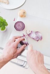 Utilizzi e proprietà della cipolla, un ortaggio che non si può non avere in casa