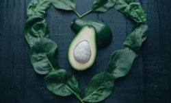 Le proprietà dell’avocado e le migliori ricette per portarlo in tavola