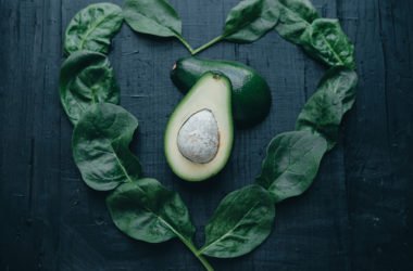 Le proprietà dell’avocado e le migliori ricette per portarlo in tavola