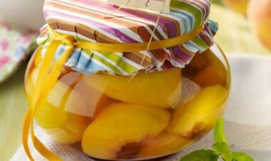 Pesche sciroppate: la ricetta per prepararle in casa