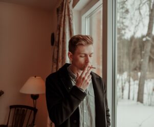 Come eliminare l’odore di fumo in casa con metodi naturali