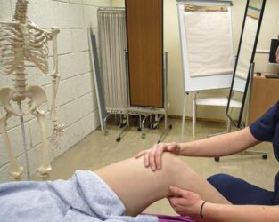 Gambe gonfie: cause, sintomi e rimedi naturali