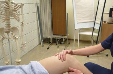 Gambe gonfie: cause, sintomi e rimedi naturali