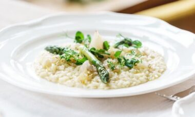 Risotto agli asparagi, la ricetta classica e quella vegan