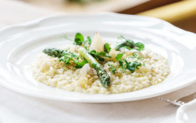 Risotto agli asparagi, la ricetta classica e quella vegan
