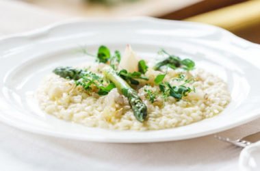 Risotto agli asparagi, la ricetta classica e quella vegan