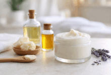 Barattolo di crema notte naturale fai da te con ingredienti vegetali su un piano in bagno luminoso