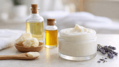 Barattolo di crema notte naturale fai da te con ingredienti vegetali su un piano in bagno luminoso