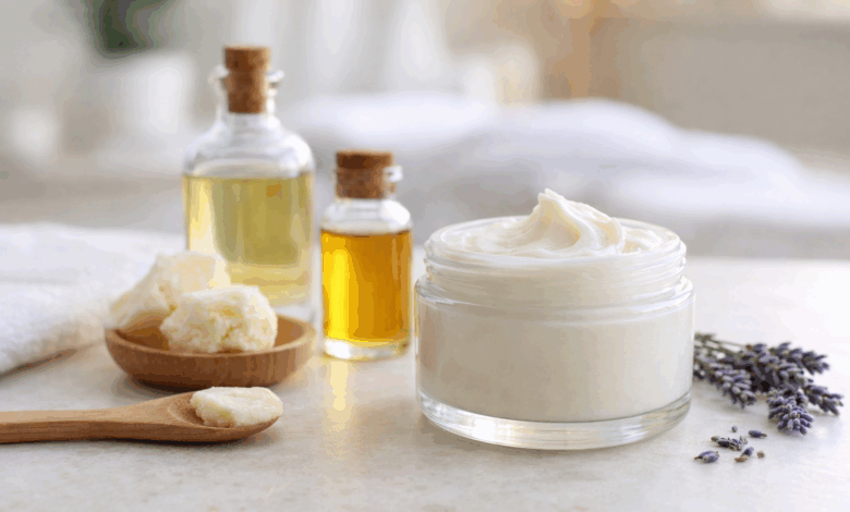 Barattolo di crema notte naturale fai da te con ingredienti vegetali su un piano in bagno luminoso