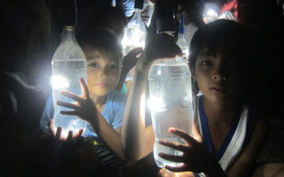 Quando i soldi mancano: la lampadina è una bottiglia di acqua e candeggina