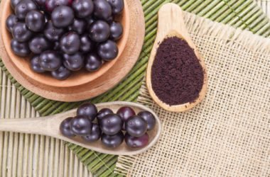 Tutto sulle bacche di acai, simili ai mirtilli neri, ma con proprietà molto diverse