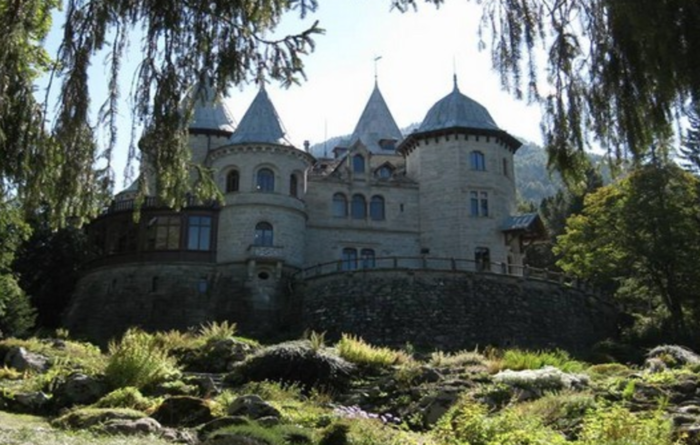 Giardini botanici in Valle d'Aosta: Parco del Castel Savoia a Gressoney