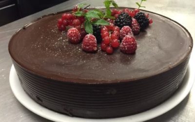 Glassa al cioccolato: la ricetta base e vegana per coprire tutte le torte