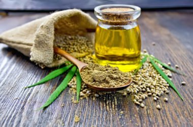 Olio di canapa: proprietà per la cosmesi e non solo