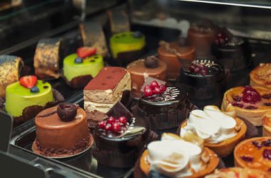 Glassa al cioccolato: la ricetta base e vegana per coprire tutte le torte