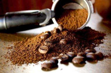 Come nascondere i capelli bianchi con metodi naturali