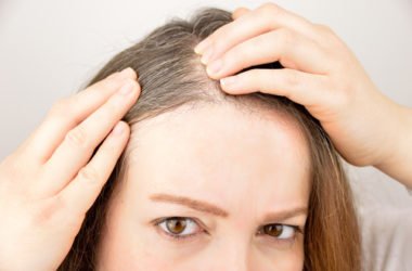 Come nascondere i capelli bianchi con metodi naturali