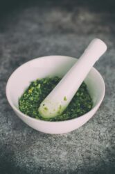 Ecco la ricetta del pesto alla genovese con e senz’aglio