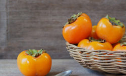 Guida ai cachi: scopriamo tutte le proprietà, indicazioni e ricette con questi frutti