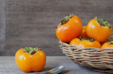 Guida ai cachi: scopriamo tutte le proprietà, indicazioni e ricette con questi frutti