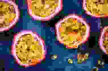 Proprietà e utilizzi del frutto della passione o maracujà, un frutto esotico dai sapori unici.