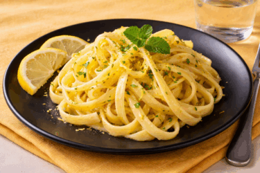 Pasta al limone senza lattosio: cremosa, leggera e pronta in 10 minuti (senza panna)