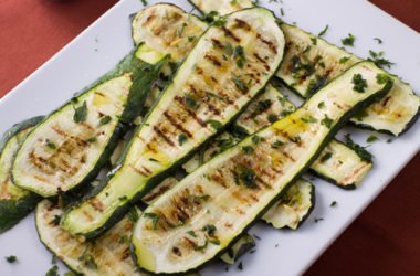Se amate le zucchine grigliate eccovi una bella ricetta di insalata con anche pomodorini spinaci e carciofini sott’olio