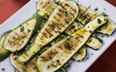 Se amate le zucchine grigliate eccovi una bella ricetta di insalata con anche pomodorini spinaci e carciofini sott’olio