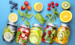 Provate queste cinque varianti di acque aromatizzate detox fai da te