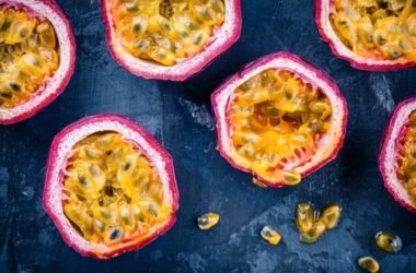 Proprietà e utilizzi del frutto della passione o maracujà, un frutto esotico dai sapori unici.