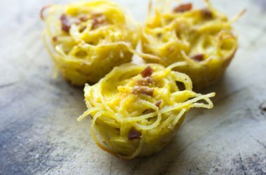 Per non sprecare nulla, ecco la ricetta della frittata di pasta avanzata del giorno prima