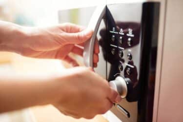 Come funziona un forno a microonde e come usarlo al meglio